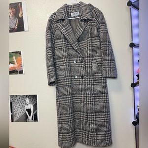 Trilogi trenchcoat, black and white. One size.